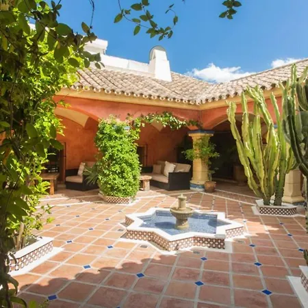 Private 10 Bedroom Nr Marbella, Candela Гостевой дом