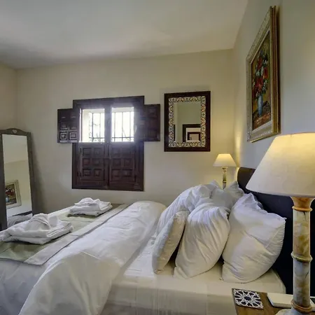 Private 10 Bedroom Nr Marbella, Candela Гостевой дом