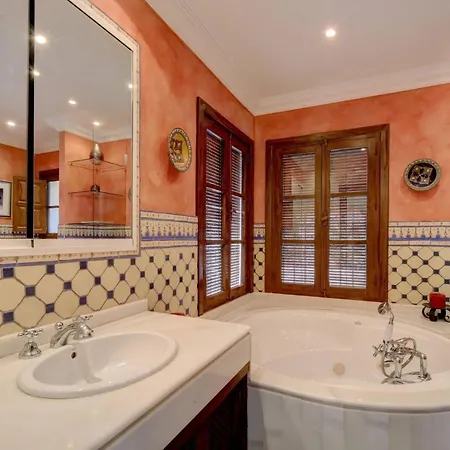 Private 10 Bedroom Nr Marbella, Candela Гостевой дом