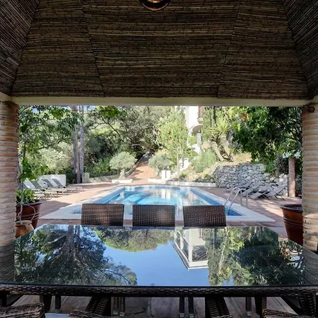 Private 10 Bedroom Nr Marbella, Candela Гостевой дом Бенахавис