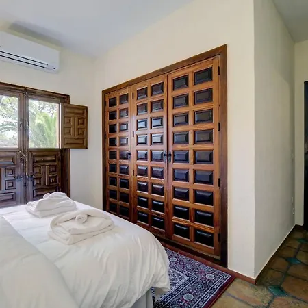 Private 10 Bedroom Nr Marbella, Candela Бенахавис