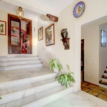 Private 10 Bedroom Nr Marbella, Candela Гостевой дом