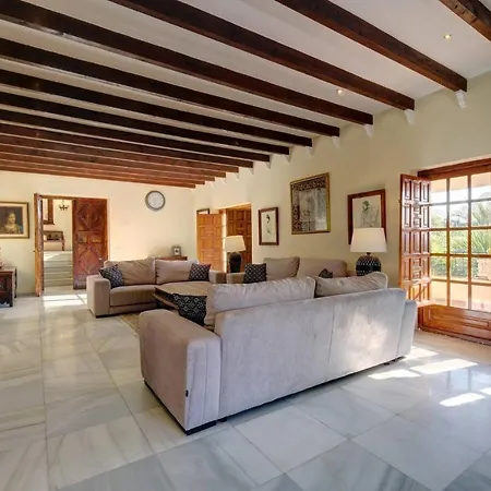 Private 10 Bedroom Nr Marbella, Candela Гостевой дом *